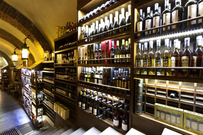 vente-THEOULE SUR MER-min_world_street_travel_shop_canon_georgia_wine_bottles-429767